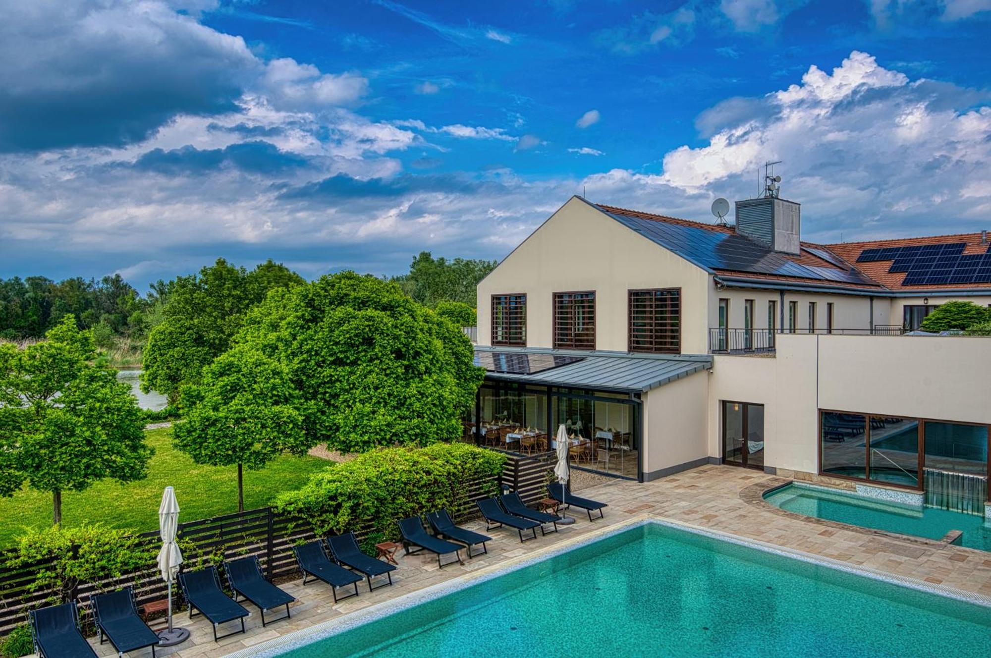 Tisza Balneum Hotel Tiszafured Exterior photo